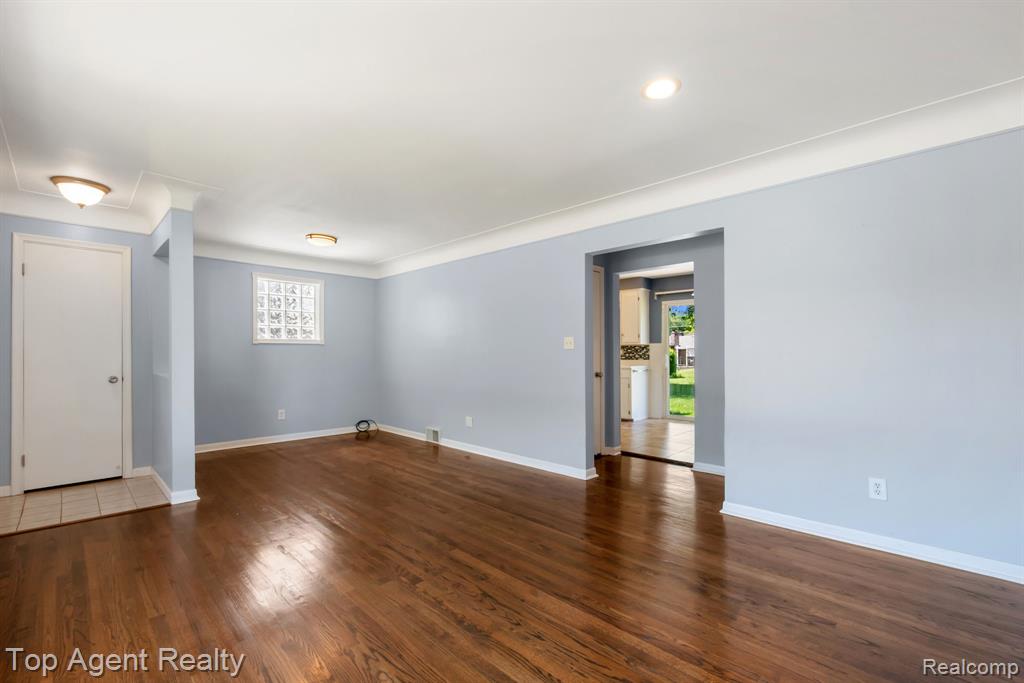 36365 Briarcliff Road Sterling Heights, MI 48312 - Photo 5 of 52