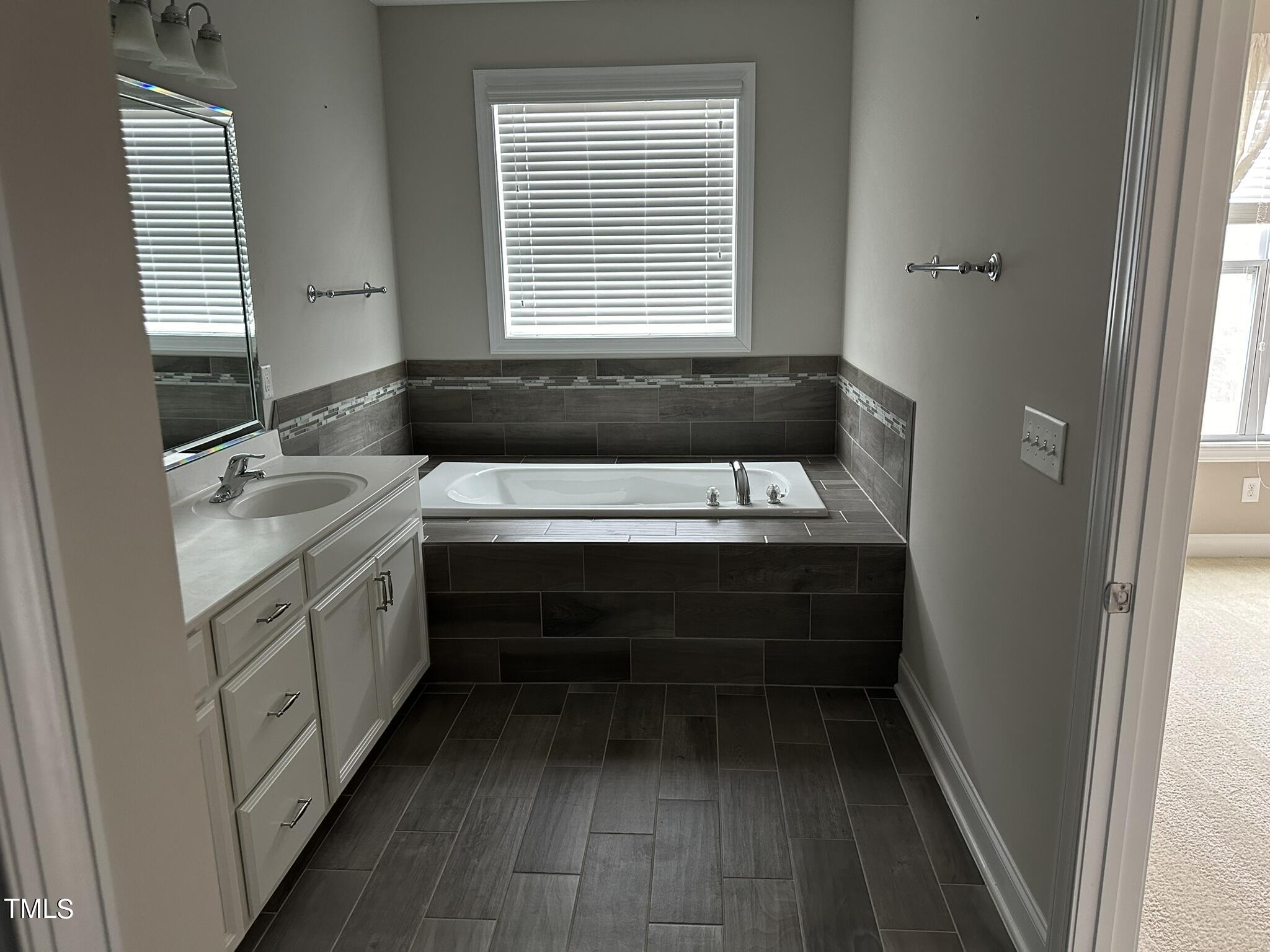 368 Roberts Ridge Drive Cary, NC 27513 - Photo 4 of 5 a bathroom with a sink and a bathtub