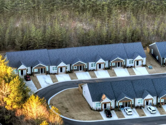 $351,889 | 1 Grove Loop, Blue Ridge, GA 30513