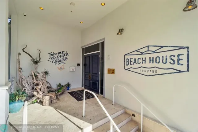 a view of outdoor space yard and porch