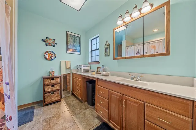 a en suite bathroom with a sink and a mirror