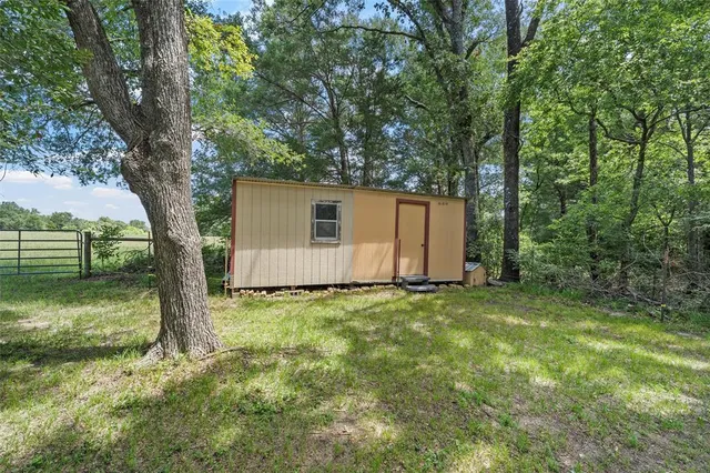 a view of a house with backyard and garden