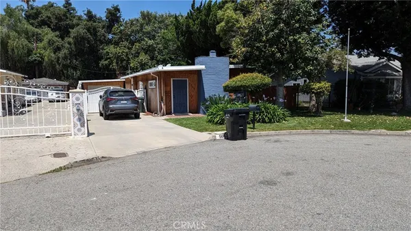 a view of a house with backyard and sitting area