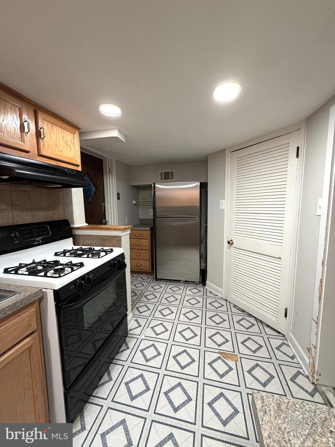 202 West Edgevale Road, Unit B Baltimore, MD 21225 - Photo 11 of 14