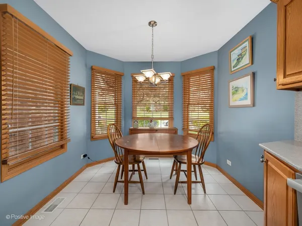 $699,900 | 45 South Driveway, Glen Ellyn, IL 60137