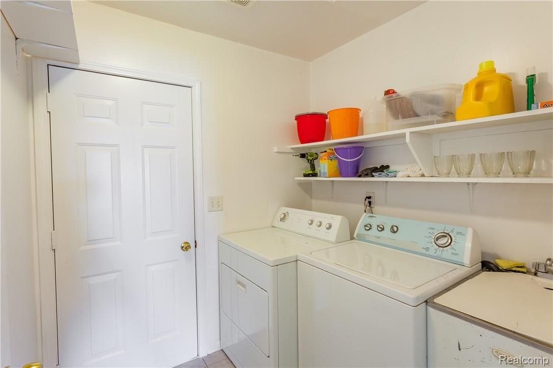 22400 Springbrook Avenue Farmington, MI 48336 - Photo 22 of 27 springbrook laundry1 Michael D Brown Keller Williams Plymouth.jpg