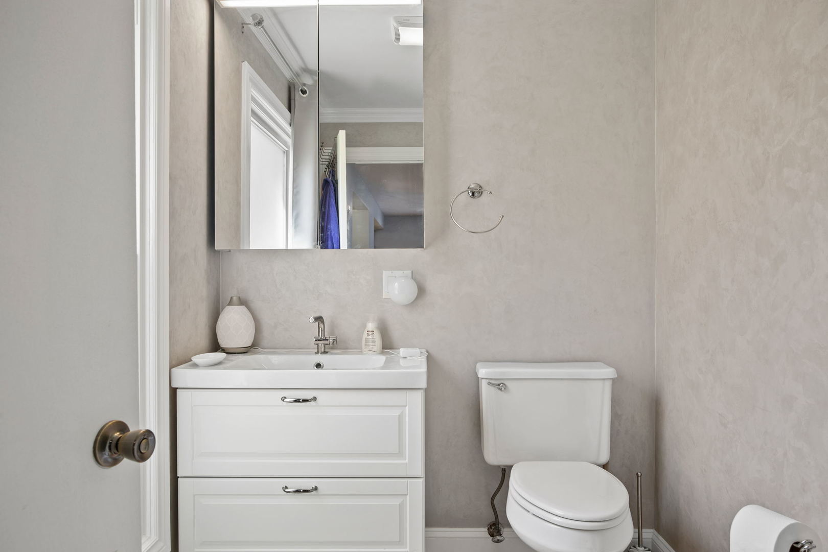 8 Greenvale Road Vernon Hills, IL 60061 - Photo 11 of 21 a bathroom with a toilet sink and mirror