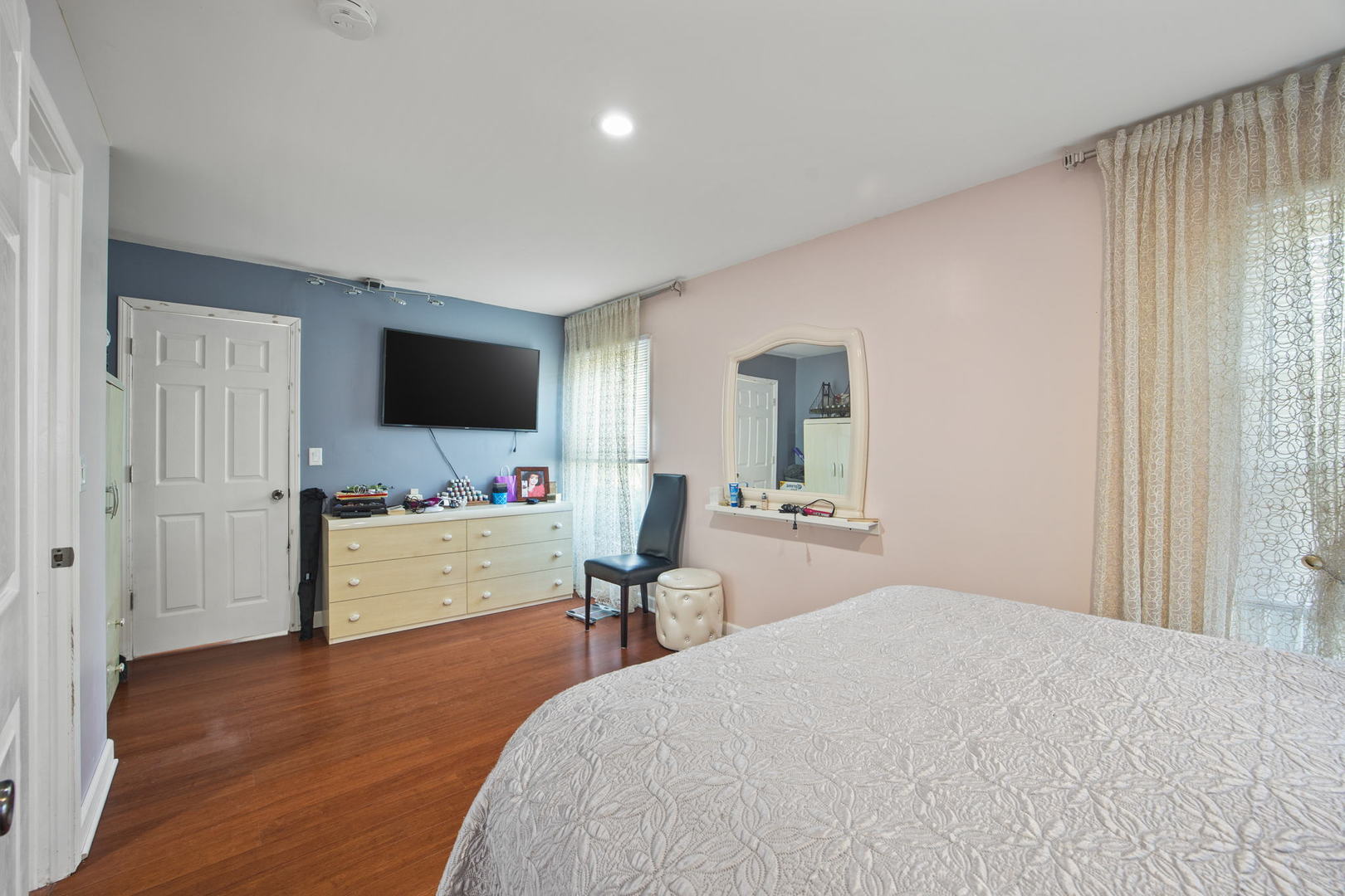 8 Greenvale Road Vernon Hills, IL 60061 - Photo 13 of 21 a bedroom with a bed and a flat screen tv