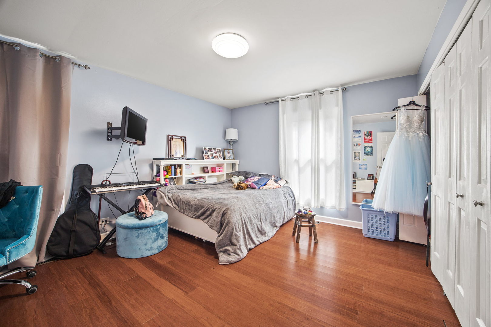 8 Greenvale Road Vernon Hills, IL 60061 - Photo 15 of 21 a spacious bedroom with a bed and a flat screen tv