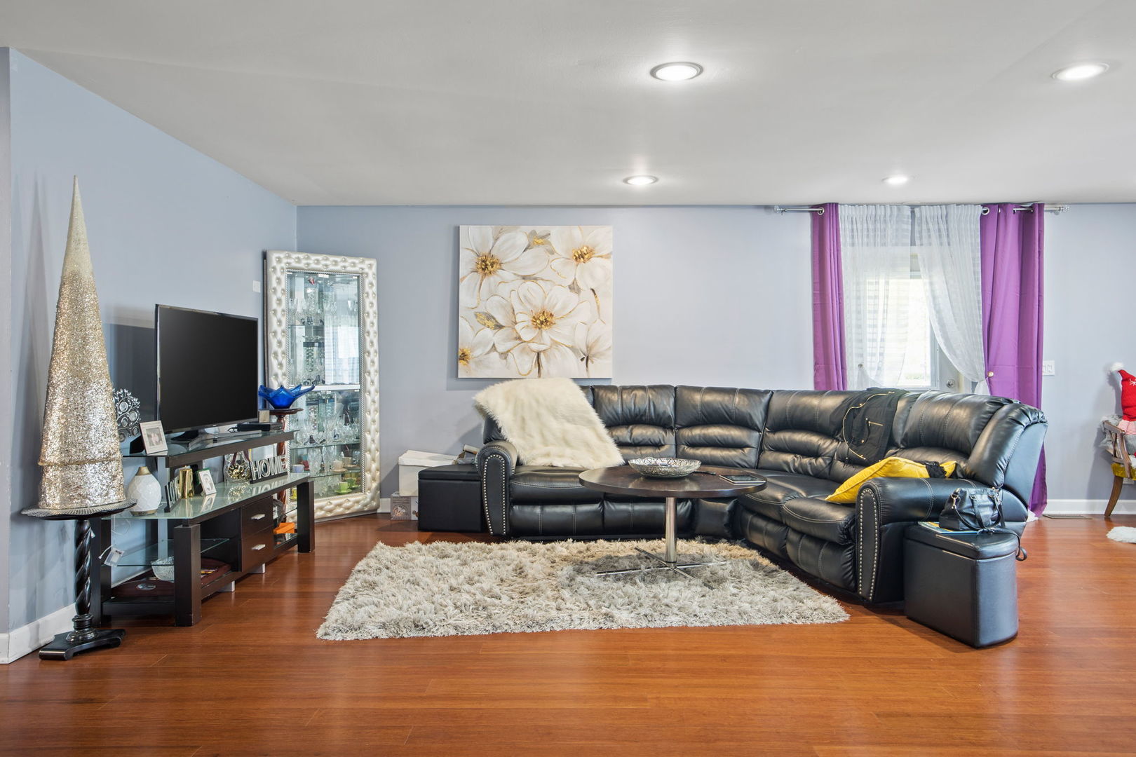 8 Greenvale Road Vernon Hills, IL 60061 - Photo 4 of 21 a living room with furniture and a flat screen tv