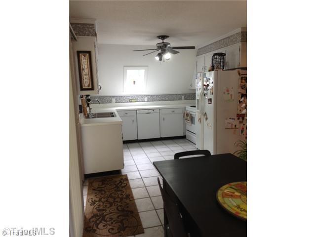 258 James Road Clemmons, NC 27012 - Photo 4 of 16 Kitchen.