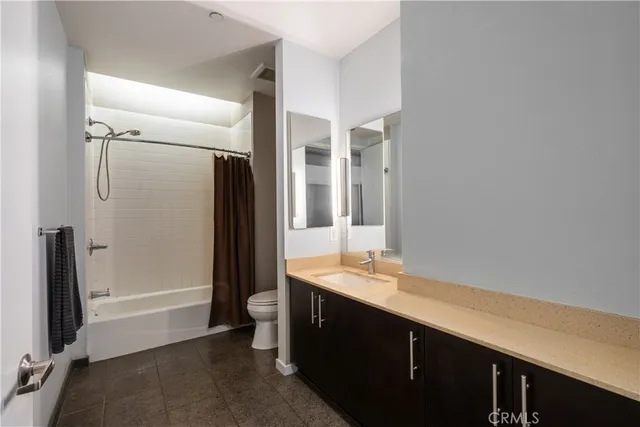 a close up view of a washer and dryer