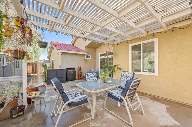 a view of a house with backyard and garden