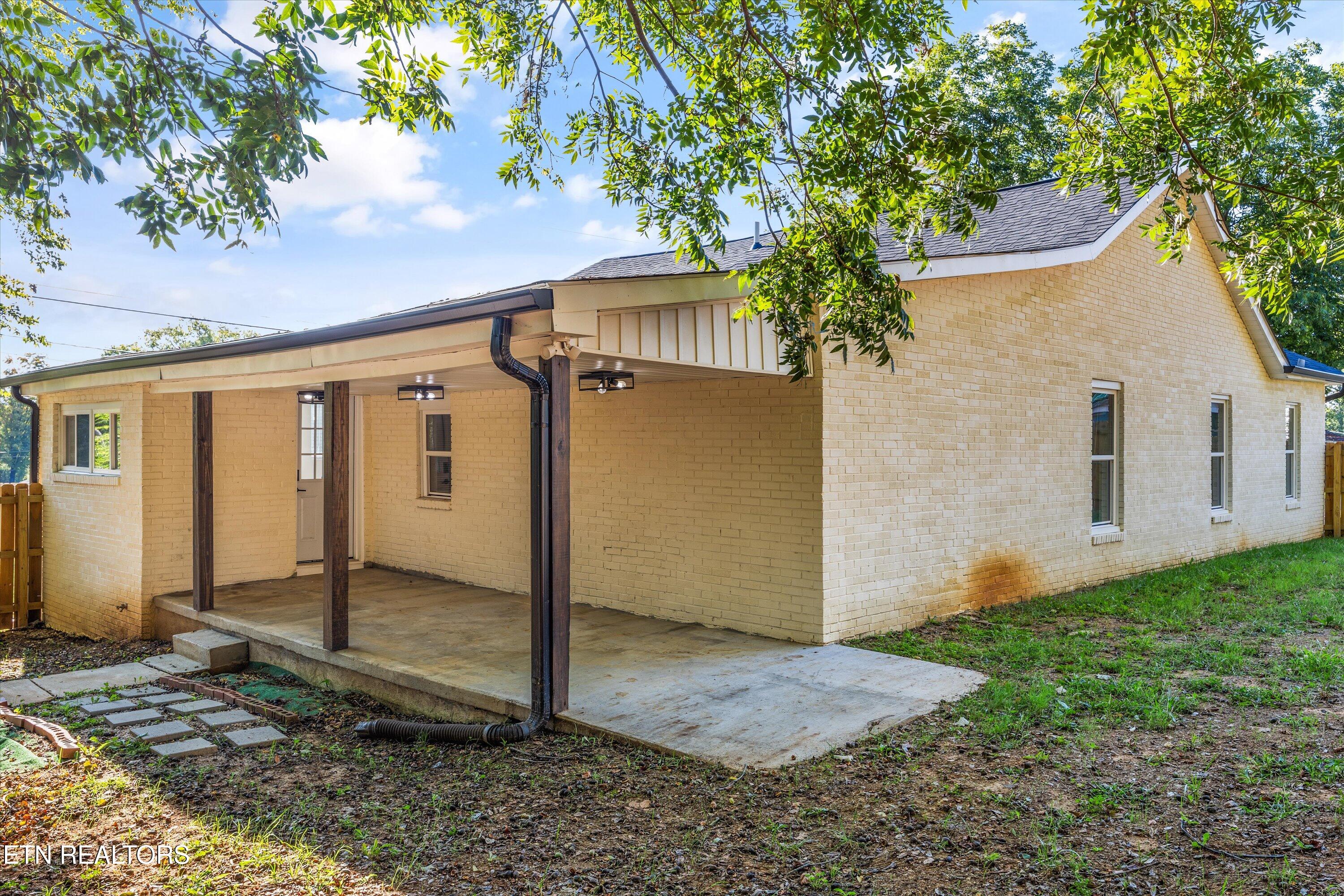 2399 Sweetwater Vonore Road Sweetwater, TN 37874 - Photo 29 of 41 Great covered Porch