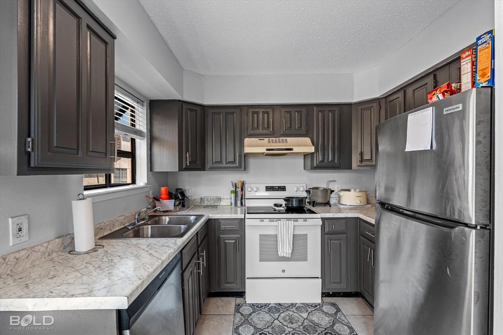 3100 Fairfield Avenue, Unit 10D Shreveport, LA 71104 - Photo 14 of 28 a kitchen with stainless steel appliances granite countertop a sink stove refrigerator and cabinets