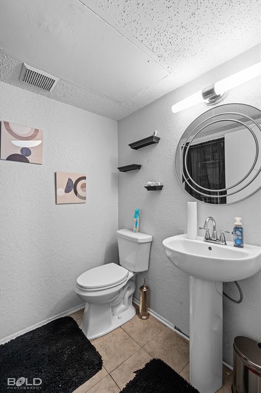 3100 Fairfield Avenue, Unit 10D Shreveport, LA 71104 - Photo 19 of 28 a bathroom with a toilet a sink and mirror