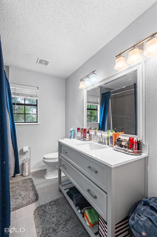 3100 Fairfield Avenue, Unit 10D Shreveport, LA 71104 - Photo 23 of 28 a room with a bed and a mirror