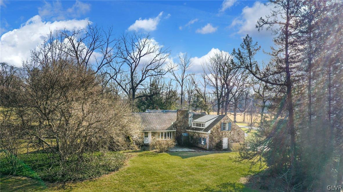 a view of a house with a yard
