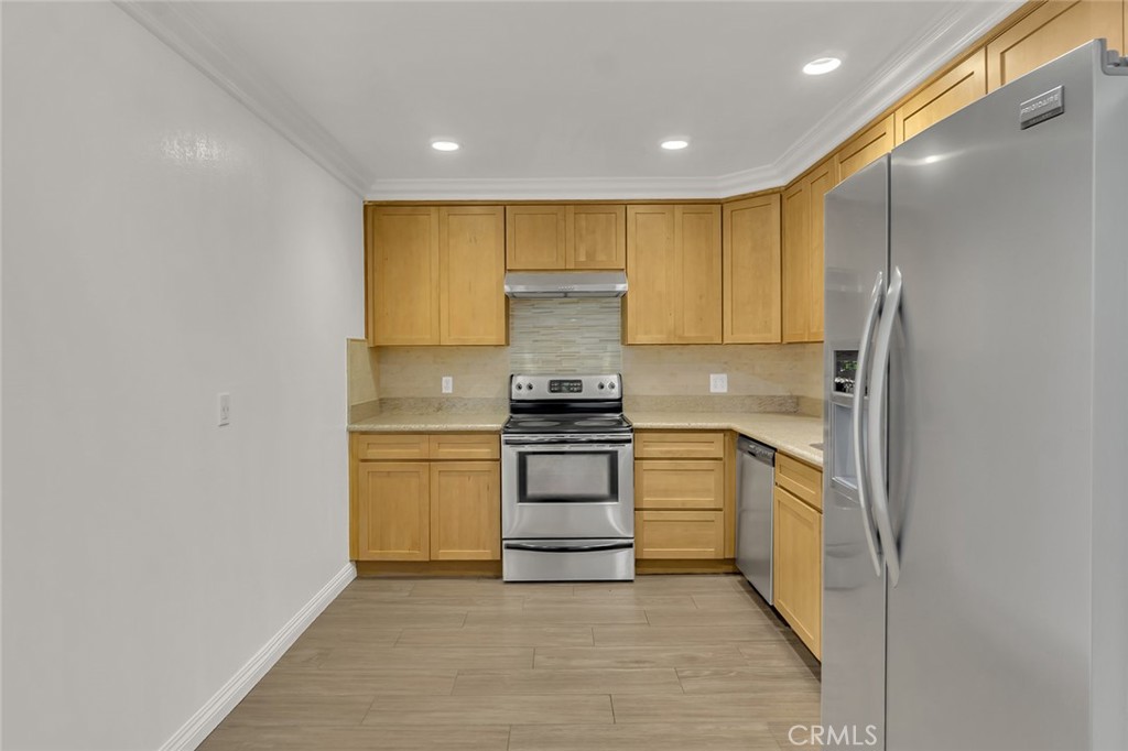 200 McNeil Lane, Unit 204 Newport Beach, CA 92663 - Photo 5 of 28 a kitchen with a refrigerator and a stove