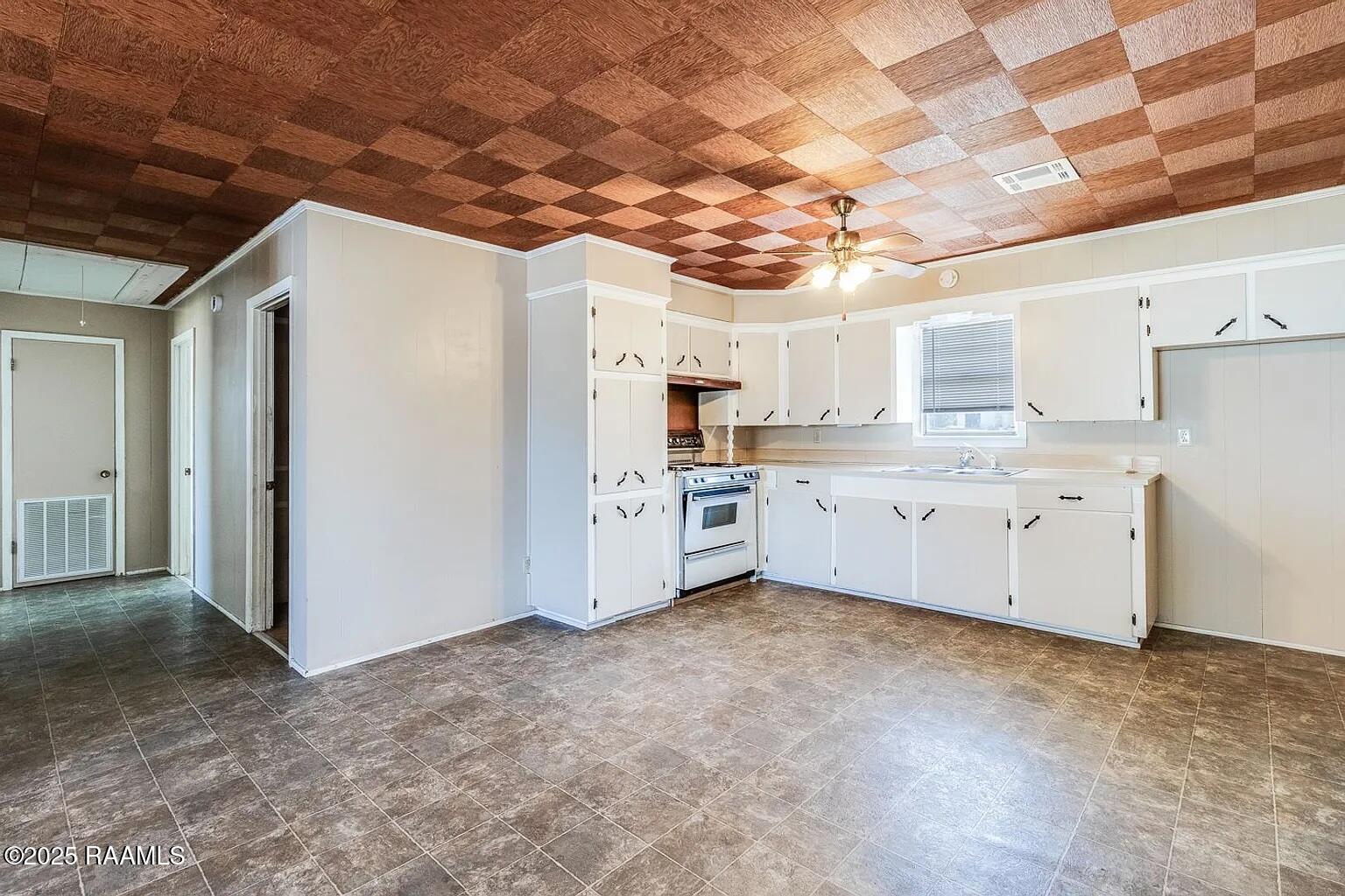 907 Elizabeth Street Scott, LA 70583 - Photo 5 of 14 907 Elizabeth - kitchen