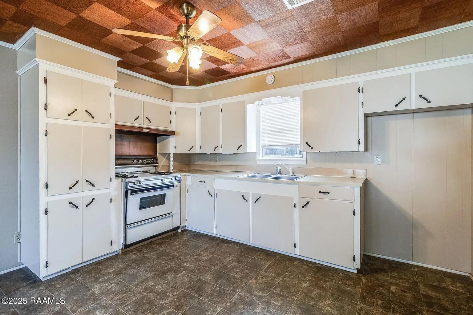 907 Elizabeth Street Scott, LA 70583 - Photo 6 of 14 907 Elizabth - kitchen close up