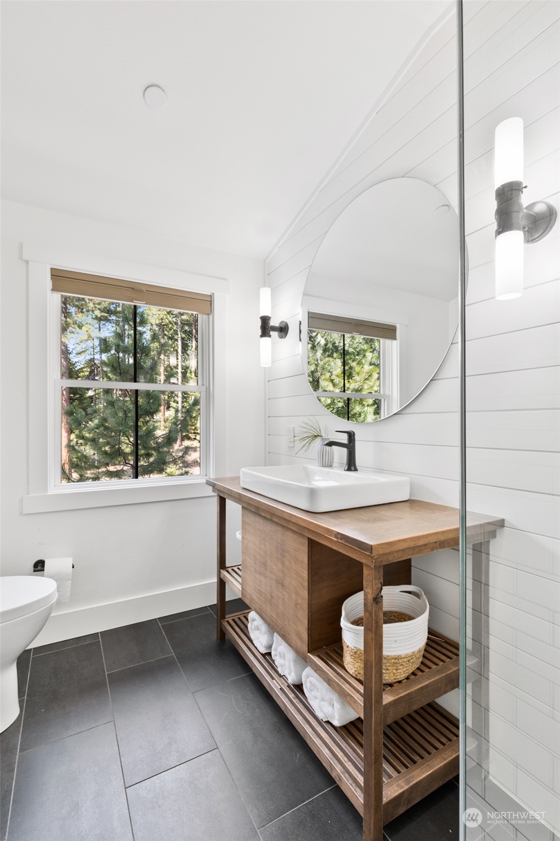 677 Larkspur Loop Cle Elum, WA 98922 - Photo 23 of 38 a bathroom with a sink and a bathtub