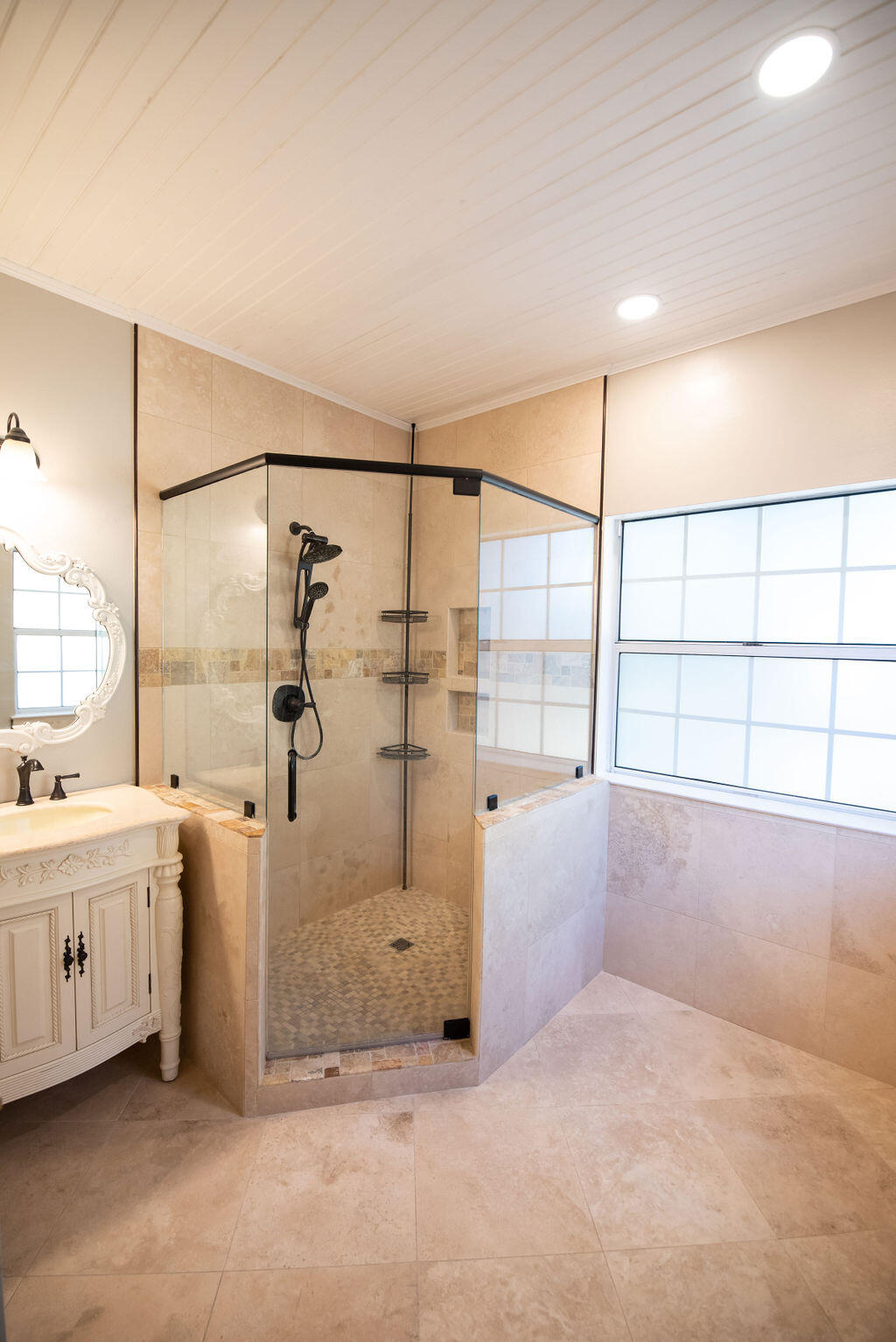 4565 Parkwood Court Niceville, FL 32578 - Photo 31 of 48 a bathroom with a tub a sink and mirror