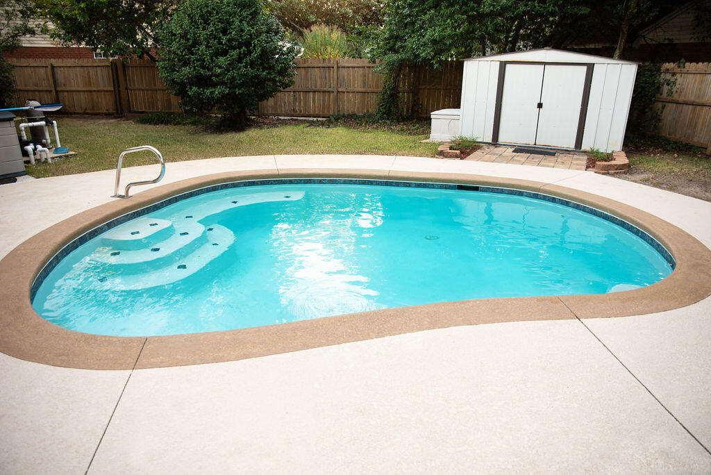 4565 Parkwood Court Niceville, FL 32578 - Photo 9 of 48 a view of a swimming pool with a sitting area