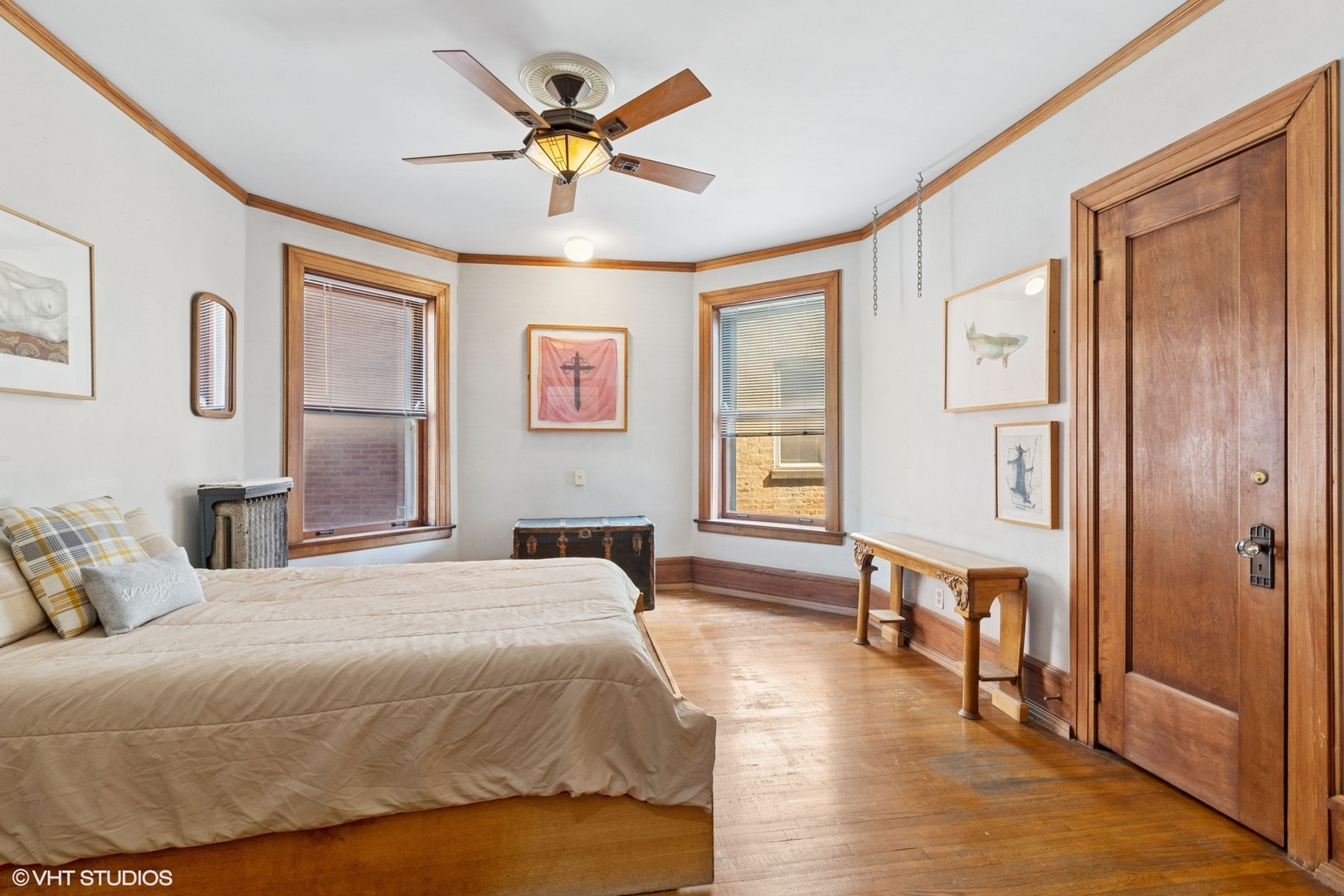 5863 North Kenmore Avenue, Unit 2 Chicago, IL 60660 - Photo 14 of 26 a bedroom with a bed and wooden floor