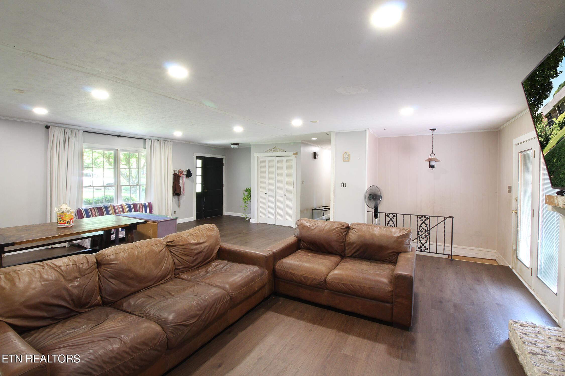 3718 Cherrylog Road Knoxville, TN 37921 - Photo 6 of 31 Living Room