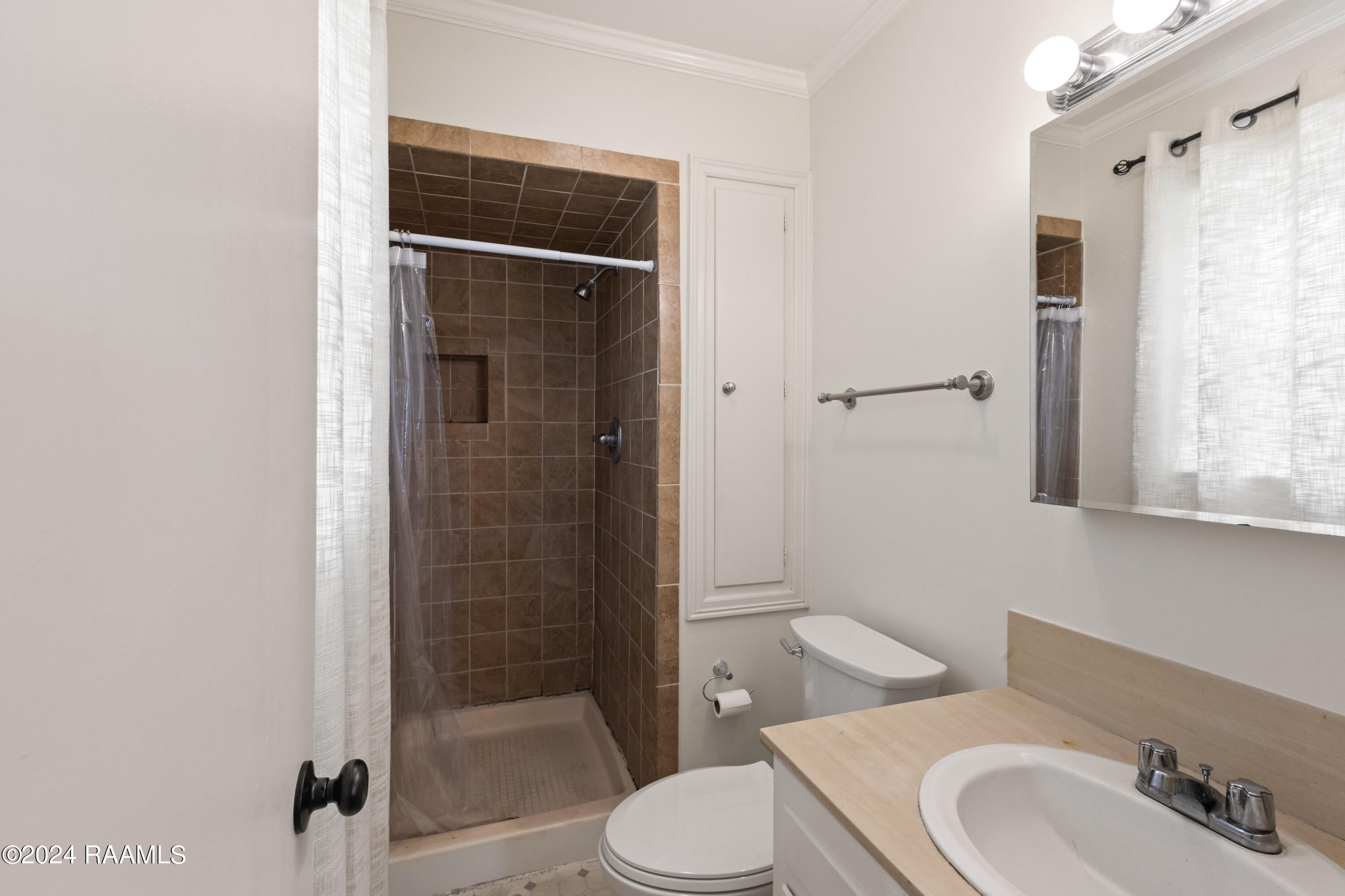 343 Rena Drive Lafayette, LA 70503 - Photo 11 of 23 Bathroom