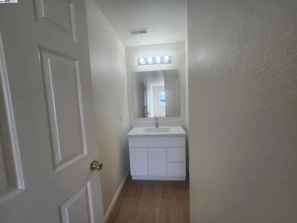 $2,400 | 2255 Chestnut Street, Livermore, CA 94551