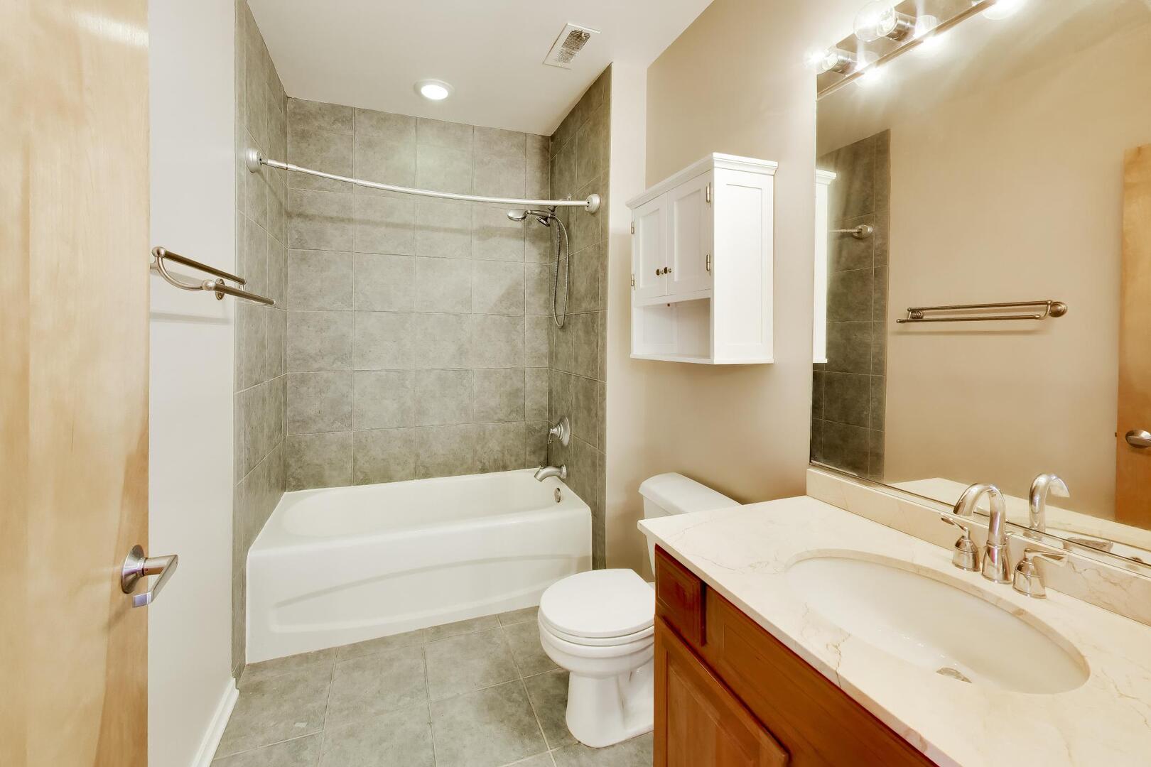 6 South Laflin Street, Unit 923 Chicago, IL 60607 - Photo 16 of 24 a bathroom with a sink toilet and shower