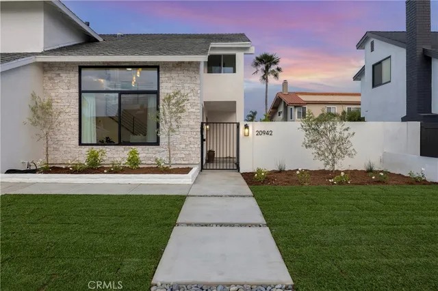 $2,249,900 | 20942 Queens Park Lane, Huntington Beach, CA 92646