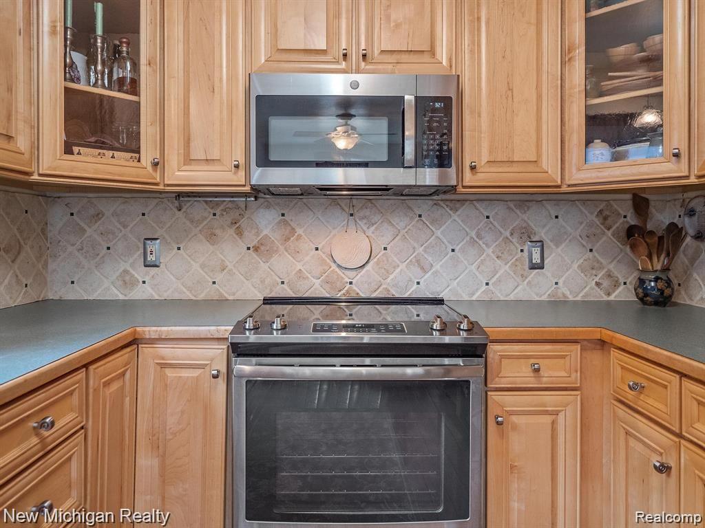 916 Fairview Avenue Rochester, MI 48307 - Photo 4 of 18
