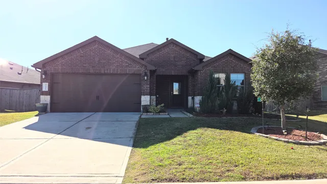 a view of a house with backyard and porch