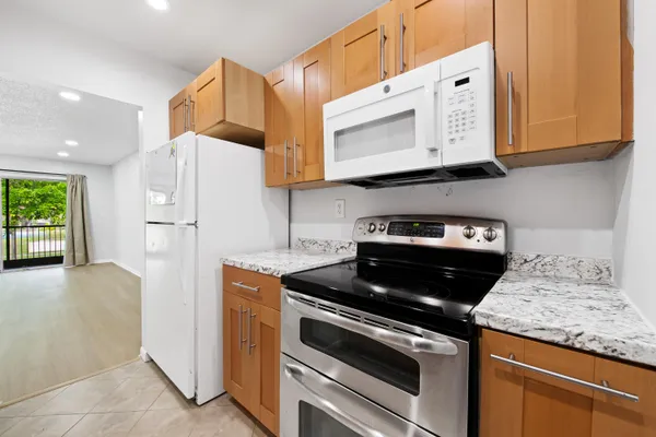 $1,600 | 4276 Northwest 89th Avenue, Unit 205, Coral Springs, FL 33065