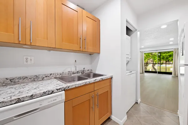 $1,600 | 4276 Northwest 89th Avenue, Unit 205, Coral Springs, FL 33065