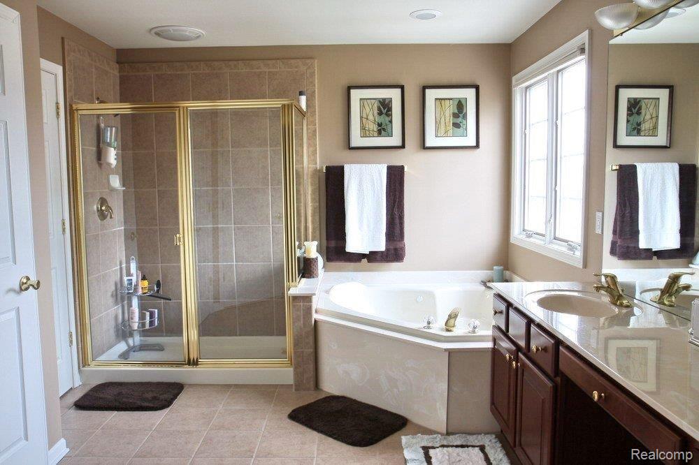 2326 Andover Boulevard Rochester, MI 48306 - Photo 11 of 16 Master Bathroom