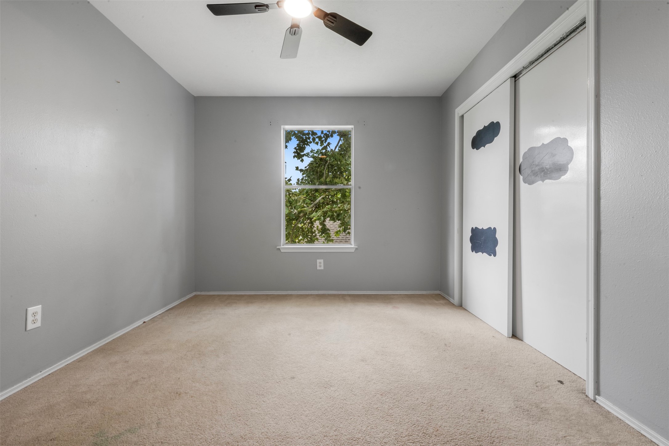 3722 Oaklace Drive Spring, TX 77389 - Photo 22 of 37 an empty room with windows and closet