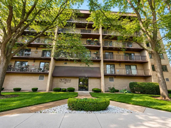 $339,900 | 1380 Oakwood Avenue, Unit 204, Des Plaines, IL 60016