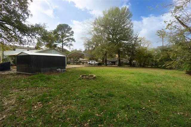 a view of yard with green space