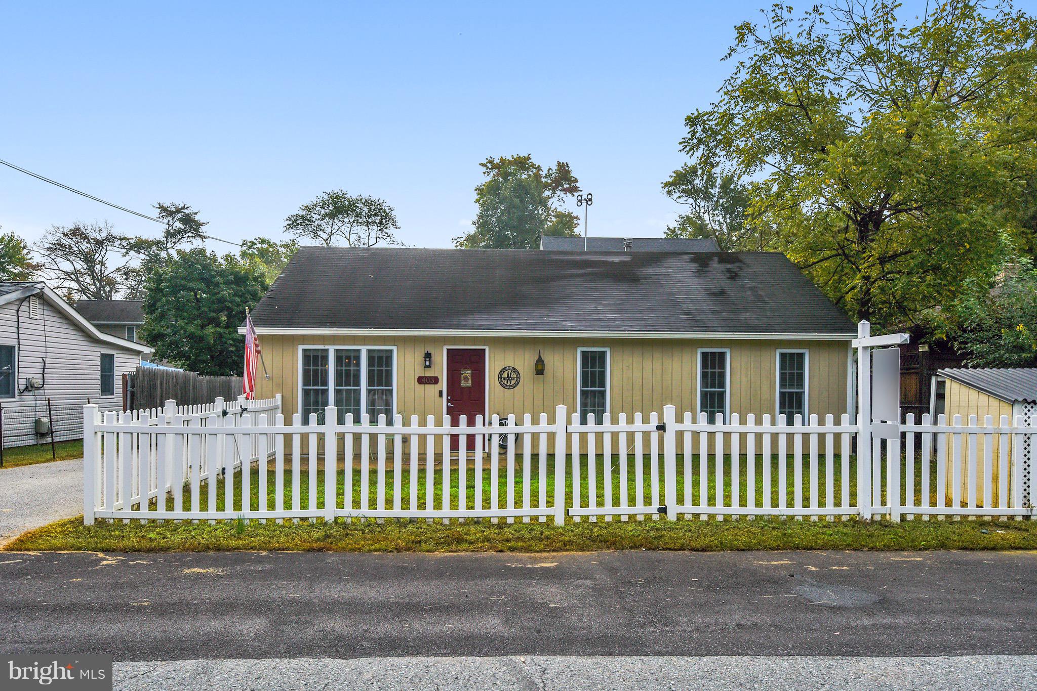 403 Silver Run Road Edgewater, MD 21037 - Photo 15 of 29 Who doesn't love a white picket fence?