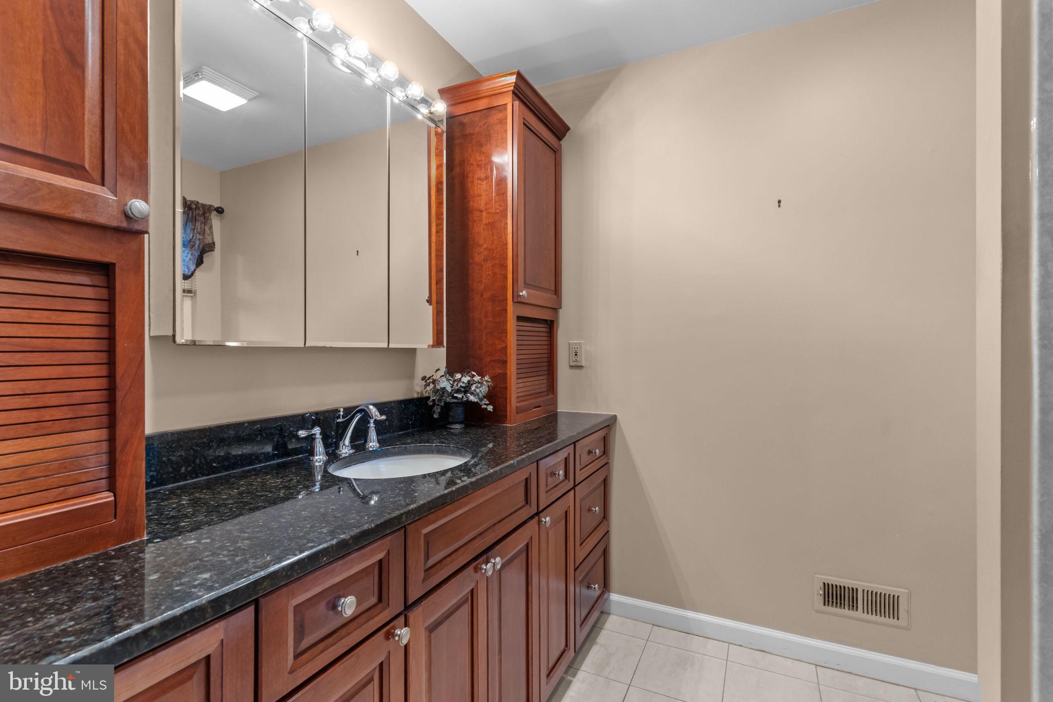 812 Green Ridge Circle Langhorne, PA 19053 - Photo 24 of 36 Owner's Suite bath