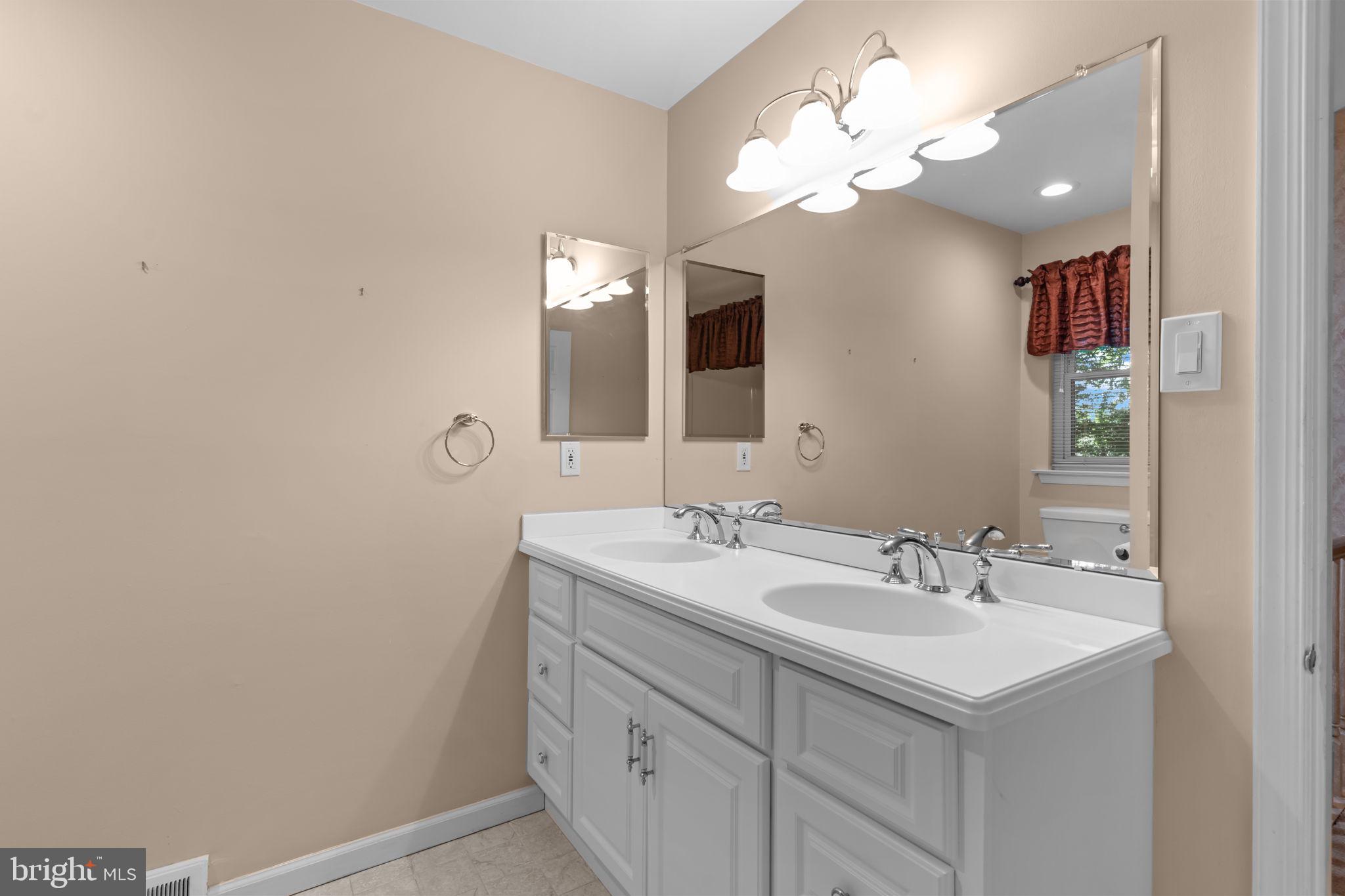 812 Green Ridge Circle Langhorne, PA 19053 - Photo 29 of 36 Hall Bath with solid surface vanity