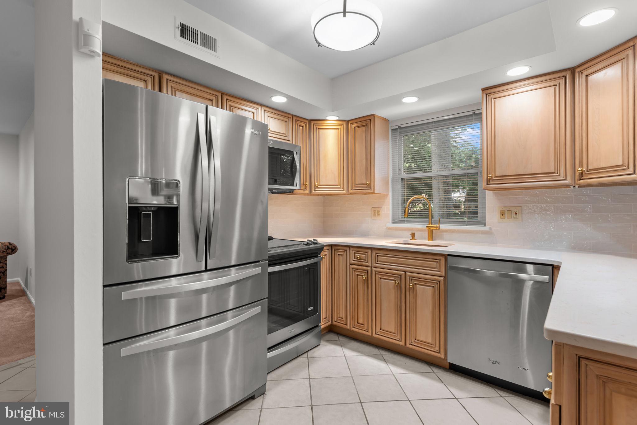 812 Green Ridge Circle Langhorne, PA 19053 - Photo 4 of 36 Upgraded kitchen with Quartz Counters