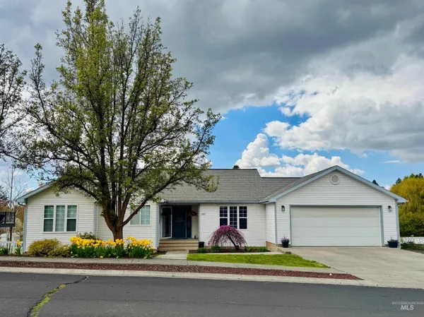 $699,900 | 237 Sunrise Drive, Moscow, ID 83843