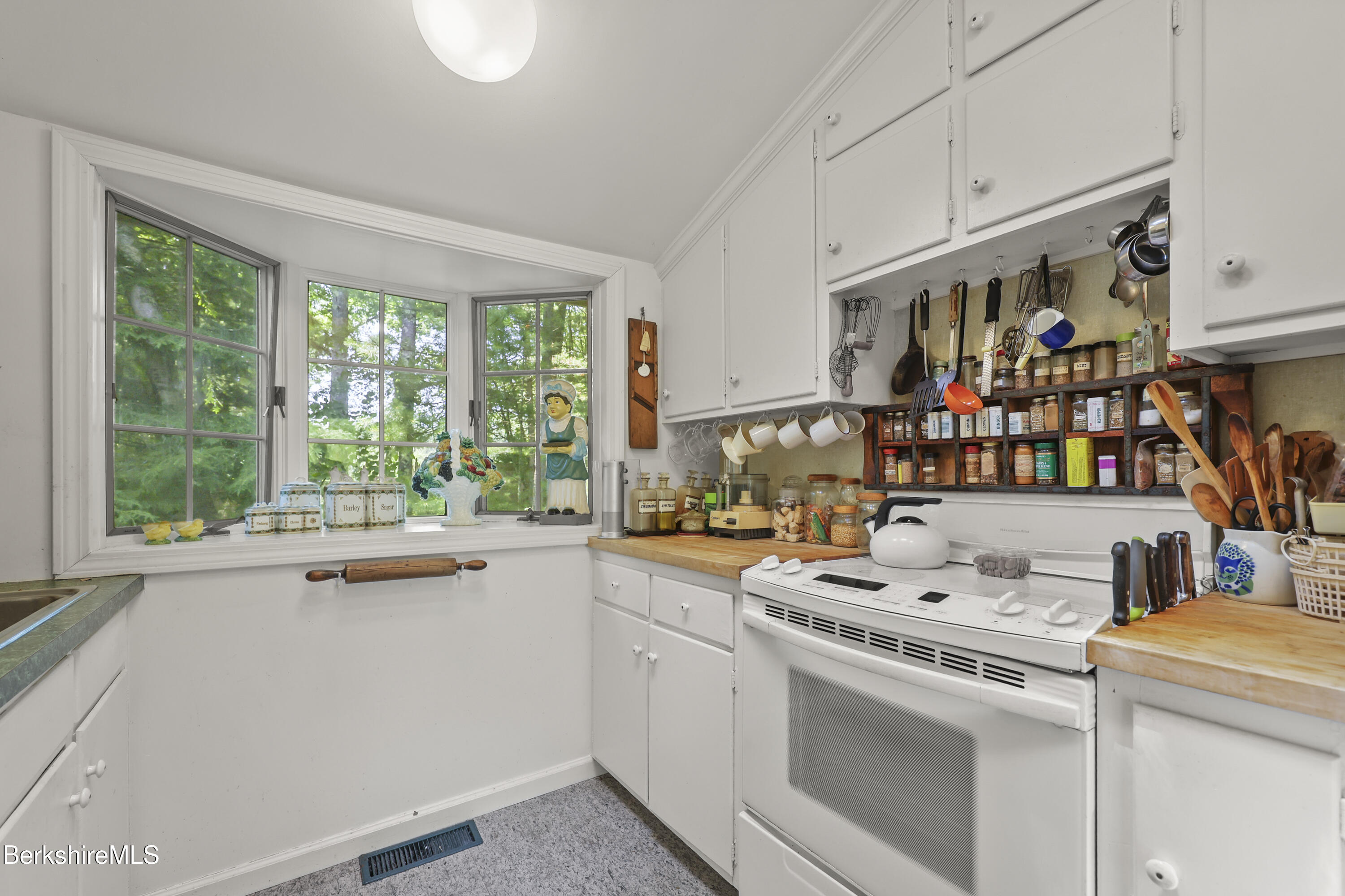 19 Sackman Way Monterey, MA 01230 - Photo 12 of 40 Kitchen