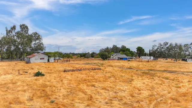 a view of yard and ocean