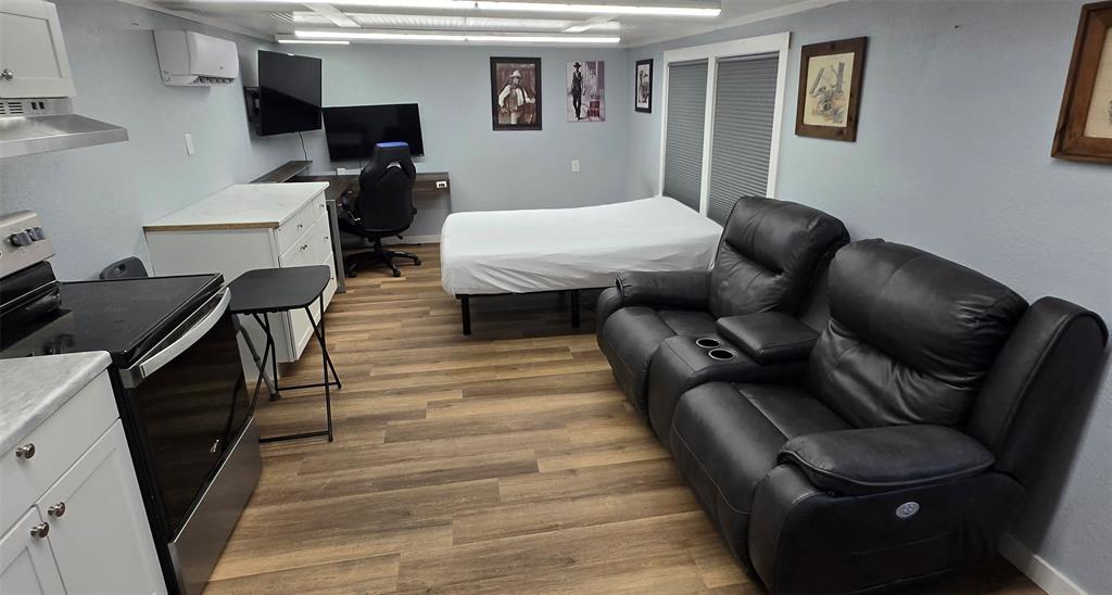 121 Arrowhead Quitman, TX 75783 - Photo 11 of 20 a living room with furniture and a wooden floor